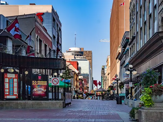 Centro comercial peatonal Sparks Street en el centro de Ottawa, bordeado de fachadas históricas.