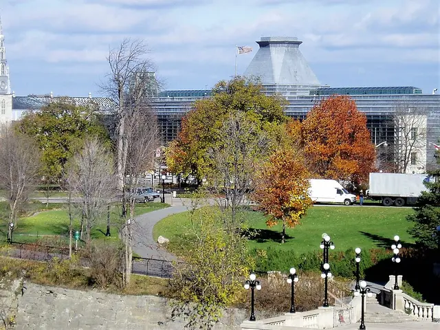 Le parc Major's Hill à Ottawa, avec la basilique-cathédrale Notre-Dame en arrière-plan.