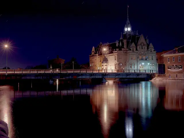 Carleton Place Town Hall a orillas del río Mississippi, de noche.