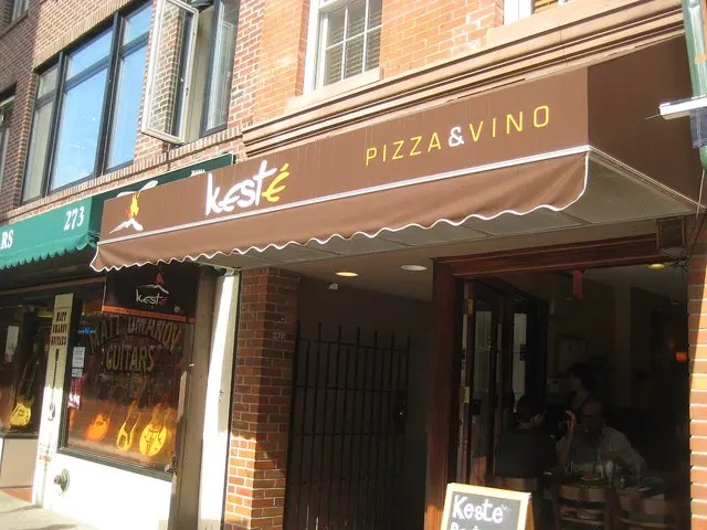 The exterior storefront of a pizza restaurant.