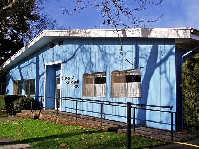 The blue-sided building and entrance sign of Eugene Montessori School.