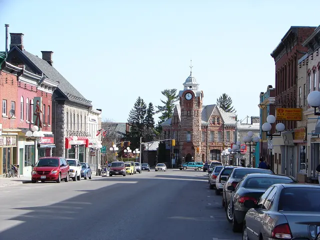 John Street en el centro de Arnprior, con la torre del reloj del pueblo.