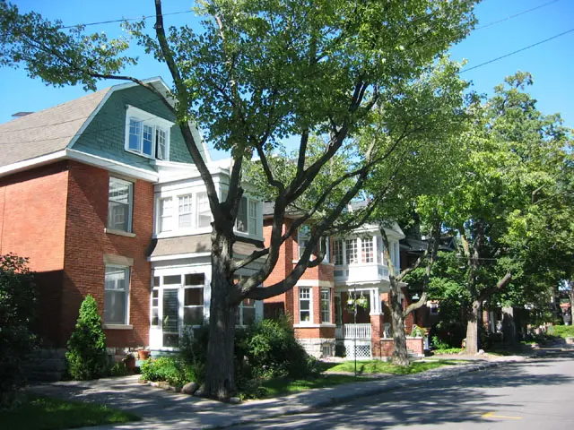 Una calle residencial en Old Ottawa South.