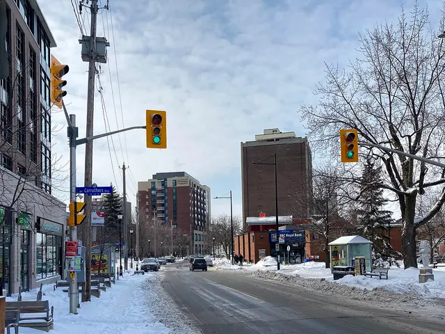 Mirando hacia el oeste a lo largo de Wellington Street West en Hintonburg.